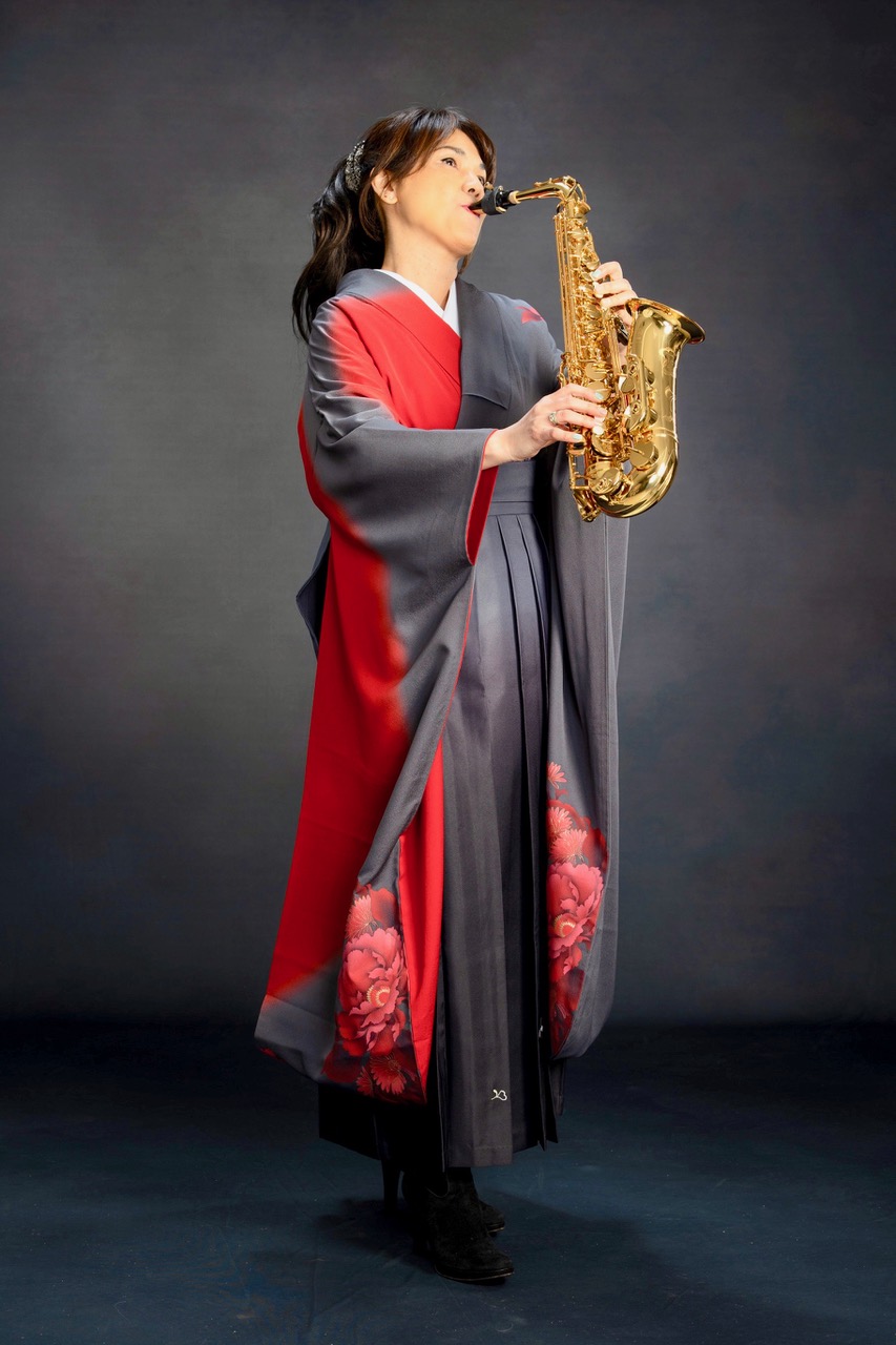 サックス演奏者 小澤奈緒美さん (グレーと赤の袴)